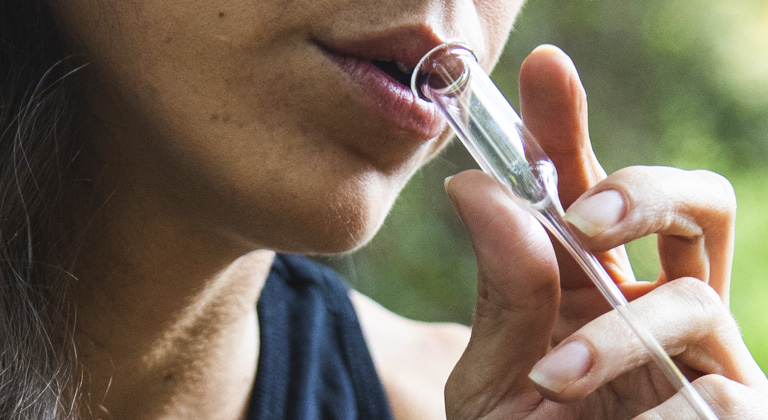 Terpene durch eine Cold Glas Pipe rauchen